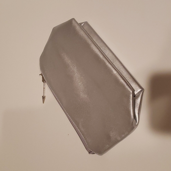 Silver makeup pouch - Picture 4 of 4